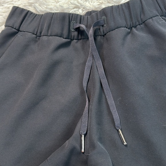 Lululemon On The Fly Short *2.5" Black - Picture 2 of 6